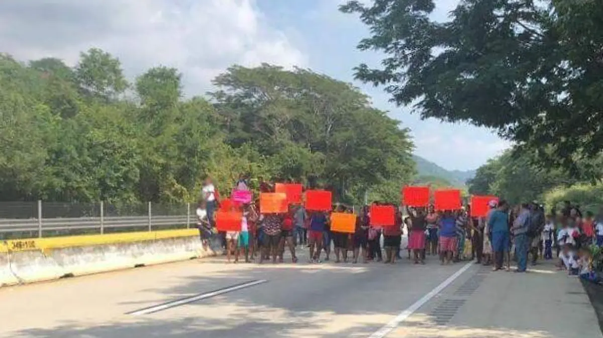 Acapulco - bloqueo en la autopista del sol